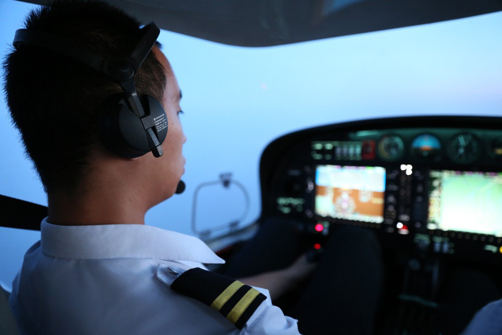 飞行员职业成长经历哪几个阶段？